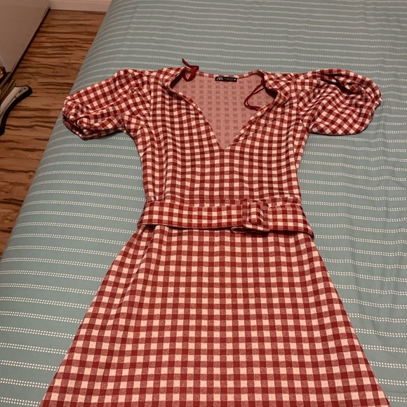 Zara - Picture 1 of 2